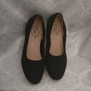 Life Stride Black Flats
